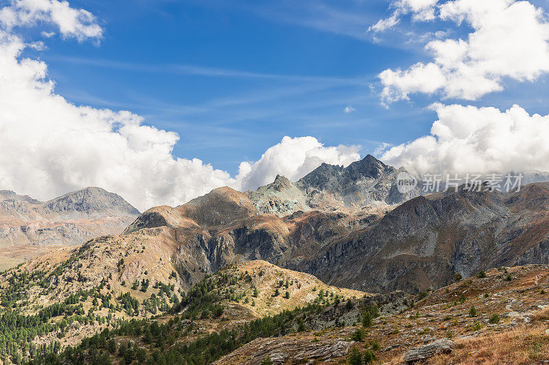 在大帕拉迪索国家公园(Gran Paradiso National Park)，许多山峰相互取代，直至地平线，部分被珍稀树木和枯萎的秋季植被覆盖。意大利的奥斯塔山谷